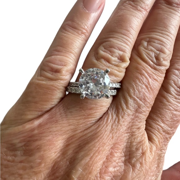 Sterling Silver Zircon Solitaire Wedding Ring Set (2 Rings) - Picture 3 of 15